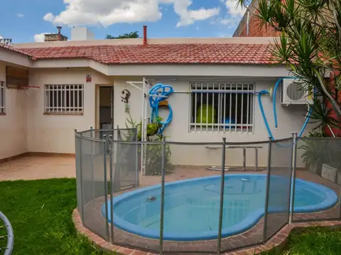Casa 9 ambientes con 2 baños