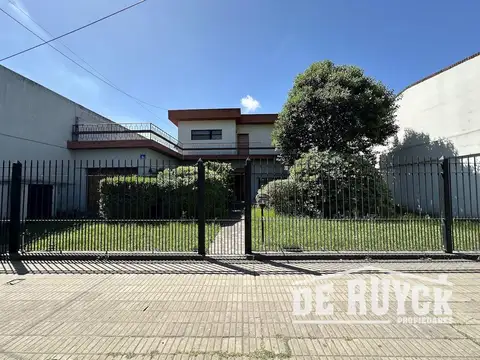 Mitre al 300 entre Alberdi y Brown