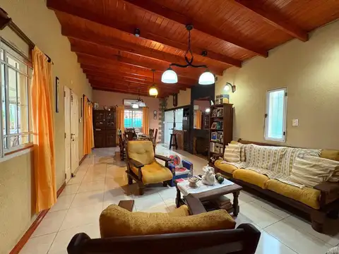 Casa 4 ambientes con 2 baños