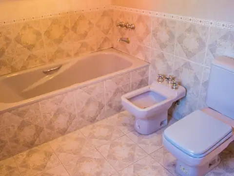 Casa en alquiler La Paz y Francia-  Tres dormitorios- Barrio Parque- Rosario