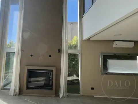 Casa en Venta con 4 cocheras