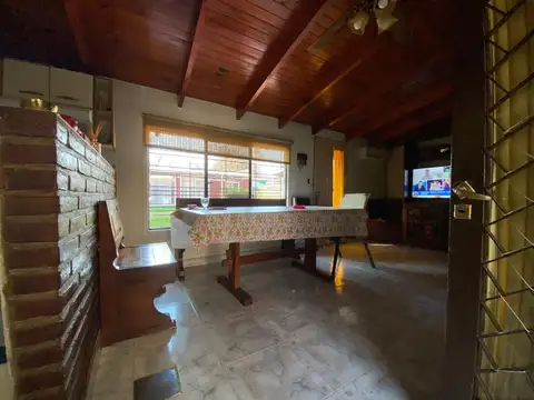 Casa 4 ambientes con 2 baños