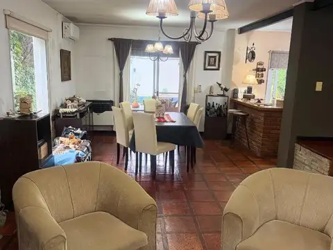 Casa en Venta con 2 cocheras