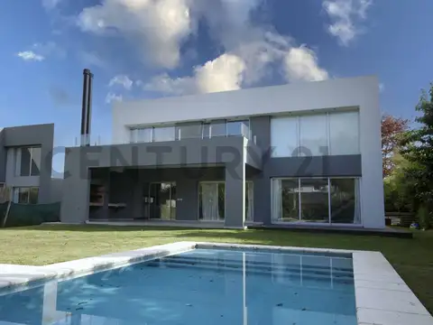 Casa en venta de cuatro dormitorios en Fincas de Iraola II.