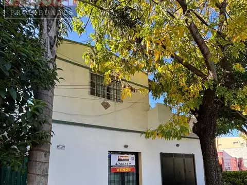 Casa multifamiliar con 3 viviendas