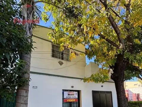 Casa multifamiliar con 3 viviendas