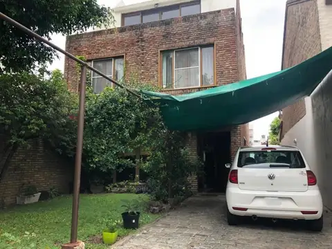 Casa en venta - 5 Dormitorios 4 Baños - Villa Riachuelo