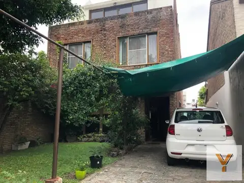 Casa en venta - 5 Dormitorios 4 Baños - Villa Riachuelo