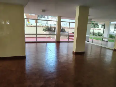 Departamento de tres ambientes con cochera en el centro de Martínez