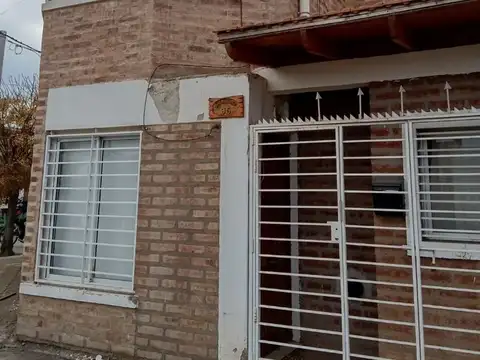 Alquilo dúplex de tres dormitorios.