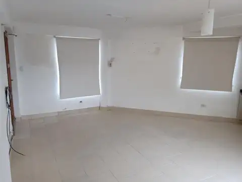 Alquilo dúplex de tres dormitorios.