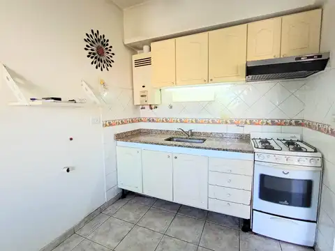 Dpto de 2 Amb. al Frente C/Balcón 2º piso x esc.