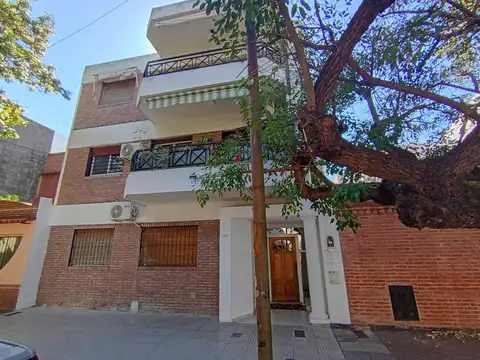 Dpto de 2 Amb. al Frente C/Balcón 2º piso x esc.