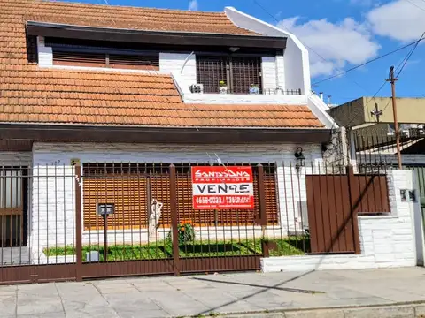 CASA TIPO CHALET SOBRE LOTE DE 10 X 26, MTS, 4  AMB. MAS DEPENDENCIA, GGE VARIOS AUTOS ,FONDO Y QUIN