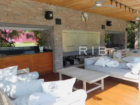 Casa en Venta con 3 cocheras