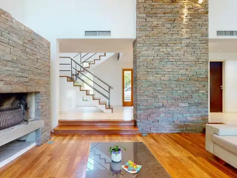 Casa 7 ambientes con 2 baños