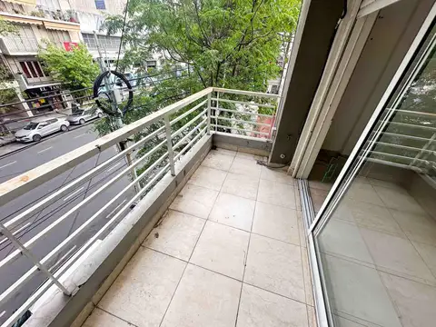 Monoambiente con Balcon al frente en Alquiler