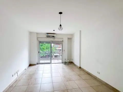 Monoambiente con Balcon al frente en Alquiler