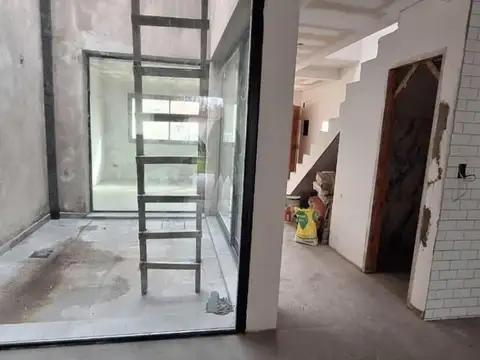 Depto Tipo Casa 4 ambientes con 3 baños