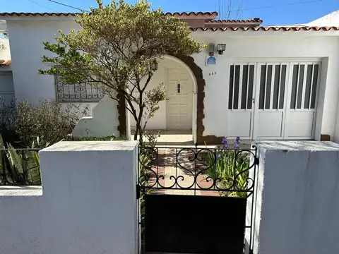 Casa 3 ambientes con 2 baños