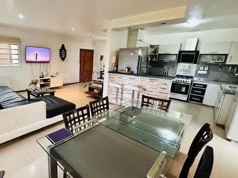 Casa en Venta con 3 cocheras