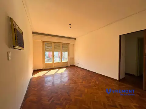 Venta de departamento 3 amb. super luminosos en buen estado, a metros de Av. Independencia!