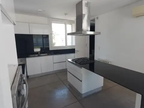 Casa en Alquiler con 2 cocheras