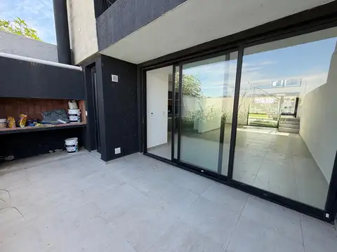 Casa en Alquiler con 2 cocheras