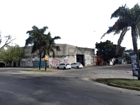 LOCAL COMERCIAL - GALPÓN - DEPOSITO - TALLER - 450M2 CUBIERTOS - AV. LARRALDE Y PASTEUR - TRONCOS DE