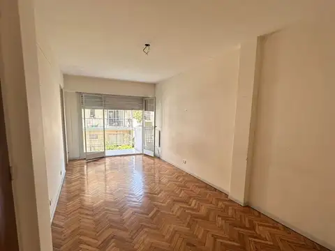 Espectacular semipiso de  3 ambientes al frente con balcón 