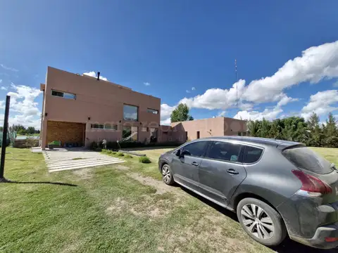 Casa en Venta con 3 cocheras
