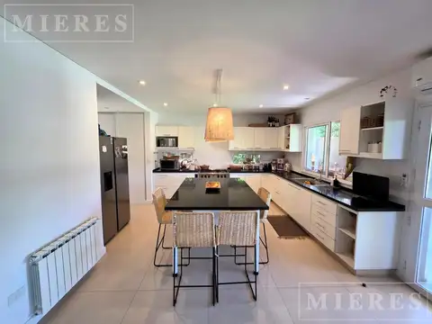 Casa en Venta con 3 cocheras