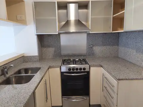 DOS AMBIENTES CON BALCON AL CONTRAFRENTE Y COCHERA CUBIERTA