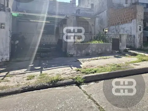 VENTA CASA 3 AMB -  ACEPTA PERMUTA - LAFAYETTE 4100