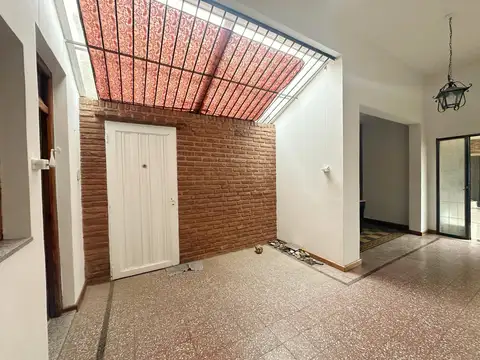 VENTA CASA MULTIFAMILIAR VALENTIN ALSINA GARAGE PATIO JARDIN TERRAZA