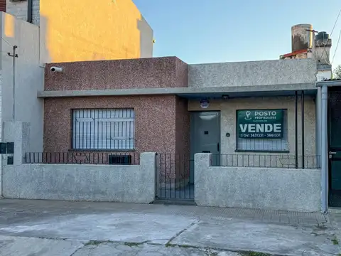 CASA RECICLADA EN VENTA! 2 DORMITORIOS, PATIO Y TERRAZA! 63.000 USD.-