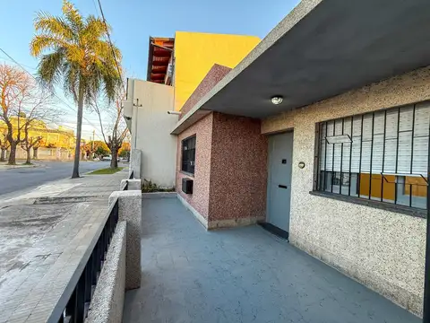 CASA RECICLADA EN VENTA! 2 DORMITORIOS, PATIO Y TERRAZA! 63.000 USD.-
