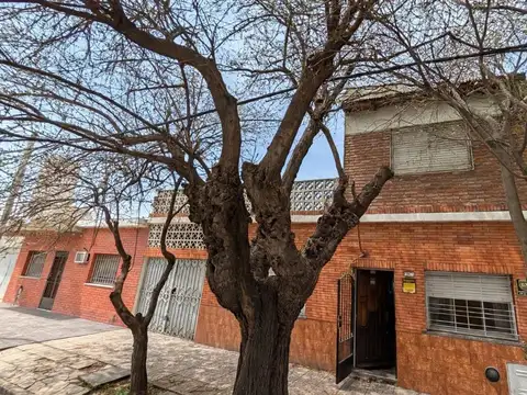 Casa de 5 Amb con Garaje y fondo libre Lanus Oeste