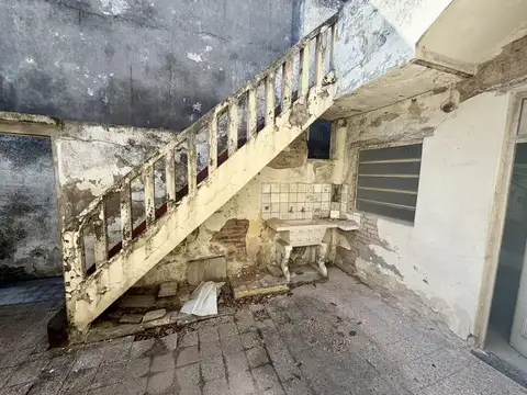Venta Galpon con vivienda a reciclar 8,66 x 31,5 - Mataderos