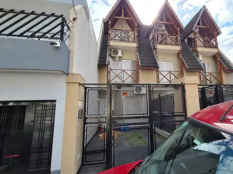 EN VENTA EN MARTIN CORONADO TRIPLEX DE 4 AMBIENTES, 2 BAÑOS CON COCHERA - FICHA 8598