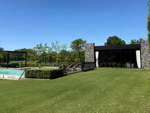 Casa en venta 8 ambientes en Centauros