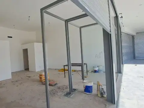Locales comerciales en Alquiler esquina Tropero Sosa y Pellegrini, Maipú