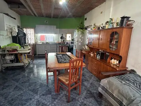 Tres casas, local y garaje sobre lote de 433 m² OPORTUNIDAD