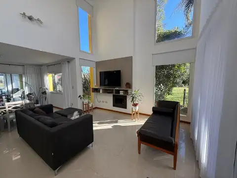 Casa 4 ambientes con 3 baños