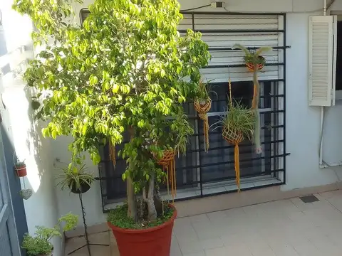 PH luminoso con patio y terraza en Bernal Oeste