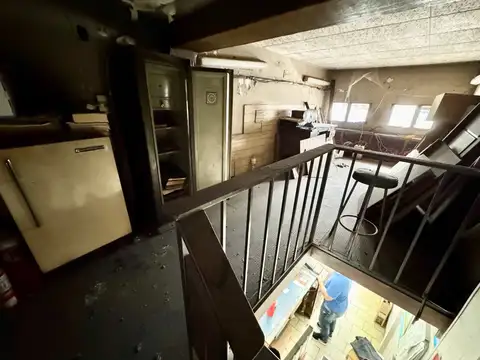 Excelente Local C/ent-piso Muy Comercia