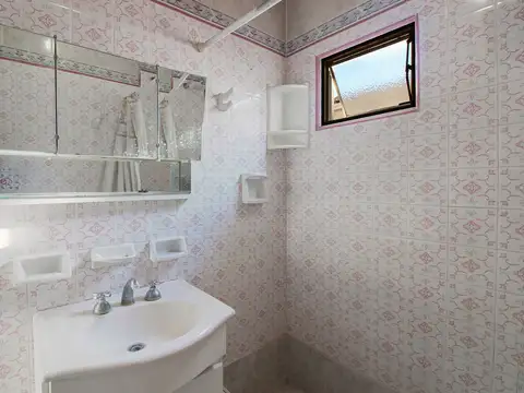 CASA 4 AMBIENTES CON JARDIN Y PILETA - BERAZATEGUI