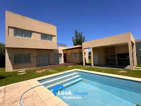 Casa en Venta 3 Dormitorios con Piscina en Barrio El Molino, Roldán