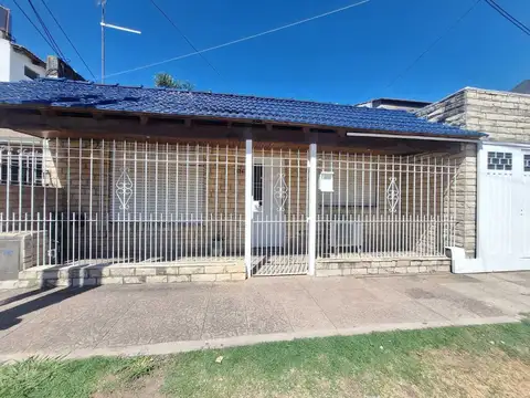 VENTA CASA 5 AMB COCHERAS JARDIN QUINCHO MERLO SUR
