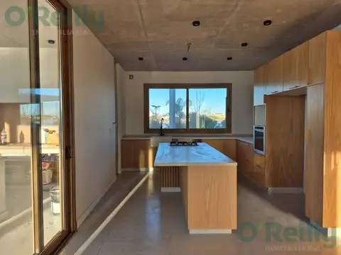 Casa en Alquiler con 5 cocheras